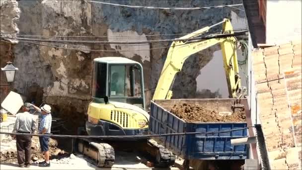 Alora España Julio 2019 Excavadora Excavando Tierra Sitio Marrón Pueblo — Vídeo de stock