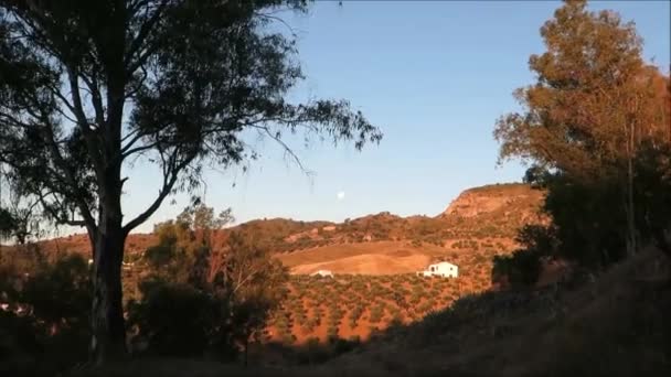 安达卢西亚农村的远山上空满月 — 图库视频影像