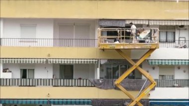 Alora, İspanya - 31 Ocak 2019: Endülüs 'ün kış güneşinde genişletilmiş mobil platform onarımı için çalışan adam