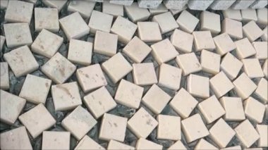 Endülüs köyünde yeni asfalt döşeme. Endülüs 'te köy caddesinde kaldırım taşları bekliyor.