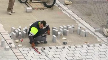 Alora, İspanya - 22 Ocak 2019: Köye yeni asfalt döşeyen belediye çalışanları ve yöneticileri. Belediye çalışanları ve yöneticileri köye yeni asfalt döşüyorlar.