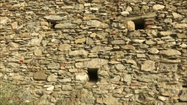 Τοίχος Τρύπες Αποστράγγισης Γρανίτης Μπλοκ Συγκράτησης Τοίχο Μεγάλες Τετράγωνες Τρύπες — Αρχείο Βίντεο