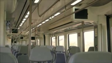 Boş tren hızında. İspanya 'da Alora' dan Malaga 'ya giderken Cercania trenindeki boş vagonların görüntüsü