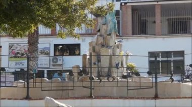 Alora, İspanya - 12 Eylül 2019: Endülüs 'teki köy meydanında banyo ve temizlik yapan güvercinler. Güvercinler Endülüs 'teki köy meydanında yıkanıp temizleniyor.