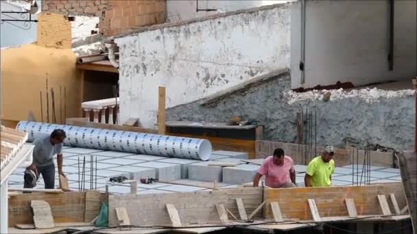 Alora Hiszpania Października 2019 Osoby Pracujące Dachu Budynku Mieszkalnego Andaluzyjskiej — Wideo stockowe