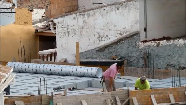 Alora Hiszpania Października 2019 Osoby Pracujące Dachu Budynku Mieszkalnego Andaluzyjskiej — Wideo stockowe