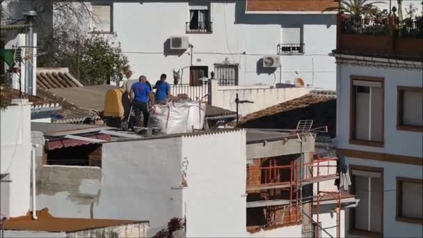 Alora Španělsko Září 2019 Lidé Pracující Střeše Obytné Budovy Andalusii — Stock video