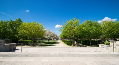 Güneşli bir günde Breche Bahçeleri büyük bir panorama
