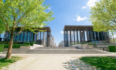 Güneşli bir günde Breche Gardens 'ta modern bir bina