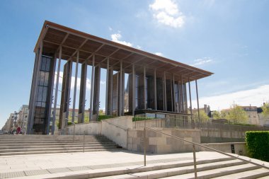 Güneşli bir günde Breche Gardens 'ta modern bir bina