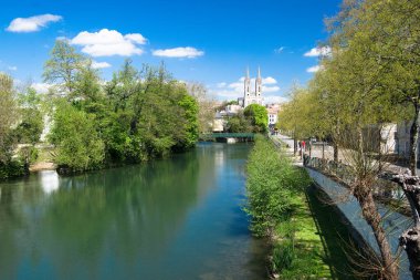 Saint Andrew Kilisesi ve Niort 'ta güneşli bir günde Sevre Niortaise nehri..