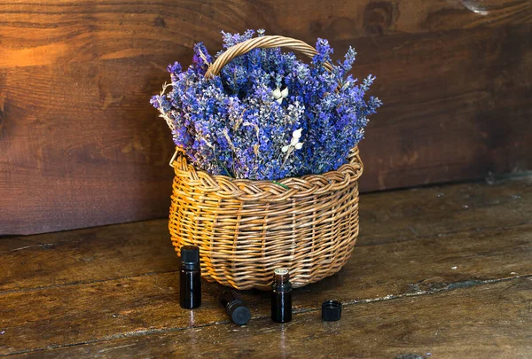 Tahta bir sepetin içinde taze lavanta (Lavandula angustifolia)