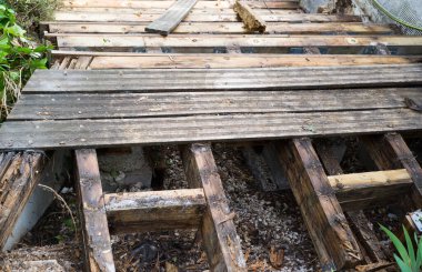 Ahşap bir güvertenin çürük tahtaları