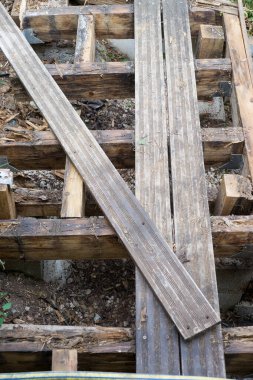 Ahşap bir güvertenin çürük tahtaları
