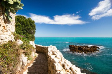 Kaptan d 'Antibes' deki lastik yolu.