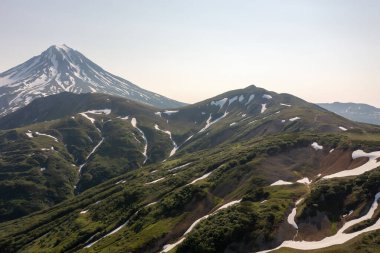 Kamçatka Yarımadası 'ndaki Vilyuchinsky Volkanı yaz günü. Rusya