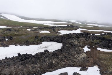 Gorely yanardağının sisli magma taşı alanının hava fotoğrafı. Kamçatka, Rusya