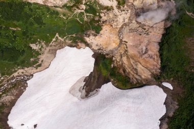 Gayzerler Vadisi 'ndeki fumarole tarlaları. Kamçatka, Rusya