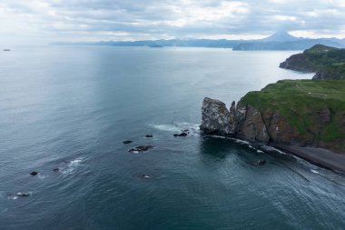 Khalaktyrsky plajının ve Kamçatka yarımadasındaki kayalık Cape Vertical 'ın insansız hava aracı fotoğrafı. Rusya, Pasifik Okyanusu
