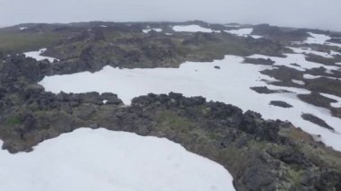 Gorely yanardağının sisli magma taşı alanının hava görüntüleri. Kamçatka, Rusya