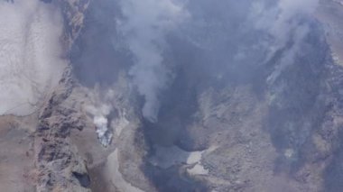 Fümerollü Mutnovsky volkan kraterinin üzerinde uçan hava aracı görüntüleri. Kamçatka, Rusya