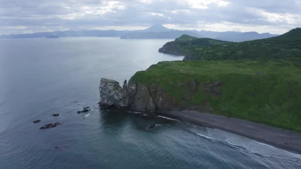 Kamçatka Yarımadasında Siyah Kumlu Khalaktyrsky Sahilinin Hava Aracı Görüntüleri Rusya — Stok video