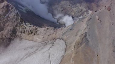 Fümerollü Mutnovsky volkan kraterinin üzerinde uçan hava aracı görüntüleri. Kamçatka, Rusya