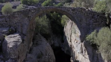 Türkiye 'deki Koprulu Kanyonu' ndan geçen dağ nehri üzerindeki Antik Roma Köprüsü
