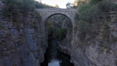 Antik Roma Eurymedon Köprüsü veya Eurymedon nehri üzerindeki Oluk Kopru, Türkiye Koprulu Kanyonu 'ndaki Selge yakınlarındaki modern Koprucay Nehri