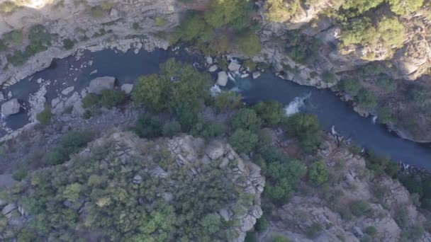 Imágenes Aéreas Aviones Tripulados Del Río Montaña Con Cascadas Que — Vídeo de stock