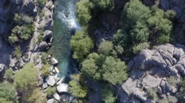 Türkiye 'deki Koprulu Kanyonu' ndan akan şelaleli dağ nehrinin insansız hava aracı görüntüleri