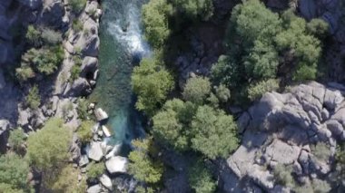 Türkiye 'deki Koprulu Kanyonu' ndan akan şelaleli dağ nehrinin insansız hava aracı görüntüleri