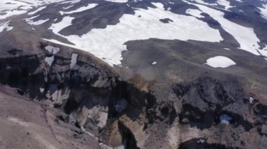 Kamçatka 'daki Mutnovsky yanardağının yakınındaki Tehlikeli Kanyon' un insansız hava aracı görüntüleri. Rusya
