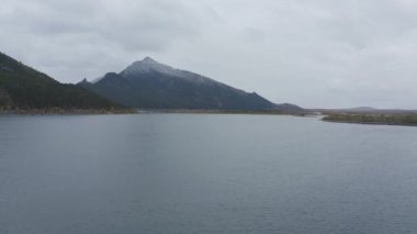 Borovoe ve Great Chebachye Lakes in Natonal Park Burabay Borovoe, Kazakistan 'daki hava aracı görüntüleri. Mavi Dağ Kokshe Tau Kış manzarasında.