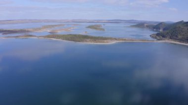 Ulken Shabakty Gölü Büyük Chebachye Gölü 'nün Natonal Park Burabay Borovoe, Kazakistan' daki insansız hava aracı görüntüleri. Popüler turizm merkezi