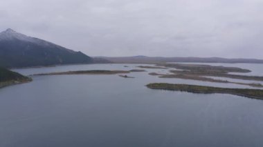Borovoe ve Great Chebachye Lakes in Natonal Park Burabay Borovoe, Kazakistan 'daki hava aracı görüntüleri. Mavi Dağ Kokshe Tau Kış manzarasında.