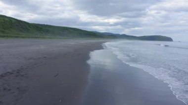 Kamçatka yarımadasında siyah kumlu Khalaktyrsky sahilinin hava aracı görüntüleri, Rusya, Pasifik Okyanusu