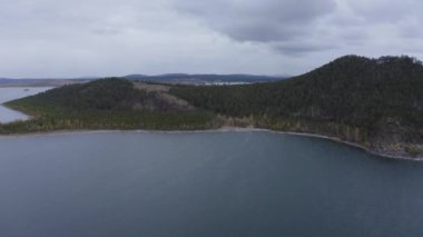 Borovoe ve Great Chebachye Lakes in Natonal Park Burabay Borovoe, Kazakistan 'daki hava aracı görüntüleri. Mavi Dağ Kokshe Tau Kış manzarasında.