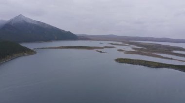 Borovoe ve Great Chebachye Lakes in Natonal Park Burabay Borovoe, Kazakistan 'daki hava aracı görüntüleri. Mavi Dağ Kokshe Tau Kış manzarasında.