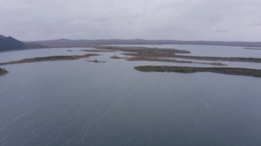 Borovoe ve Great Chebachye Lakes in Natonal Park Burabay Borovoe, Kazakistan 'daki hava aracı görüntüleri. Mavi Dağ Kokshe Tau Kış manzarasında.
