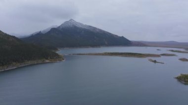 Borovoe ve Great Chebachye Lakes in Natonal Park Burabay Borovoe, Kazakistan 'daki hava aracı görüntüleri. Mavi Dağ Kokshe Tau Kış manzarasında.