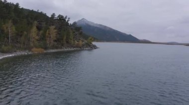 Borovoe ve Great Chebachye Lakes in Natonal Park Burabay Borovoe, Kazakistan 'daki hava aracı görüntüleri. Mavi Dağ Kokshe Tau Kış manzarasında.