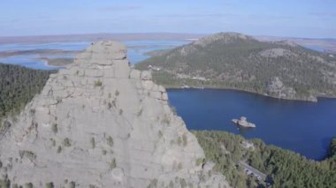 Okzhetpes Dağı ve Borovoe Gölü 'nün Natonal Park Burabay Borovoe, Kazakistan' daki hava aracı görüntüleri.