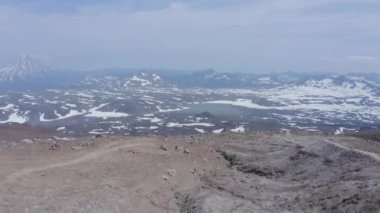 Vilyuchinsky Volkanı 'nın yaz günü Kamçatka Yarımadası' ndaki hava fotoğrafı. Rusya