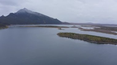 Borovoe ve Great Chebachye Lakes in Natonal Park Burabay Borovoe, Kazakistan 'daki hava aracı görüntüleri. Mavi Dağ Kokshe Tau Kış manzarasında.