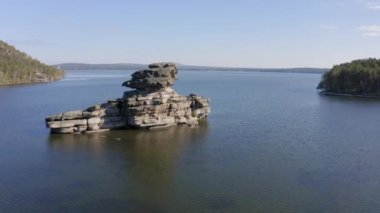 Borovoe, Burabay, Natonal Park 'taki Zhumbaktas Kayası ve Borovoe Gölü' nün insansız hava aracı görüntüleri. Kazakistan