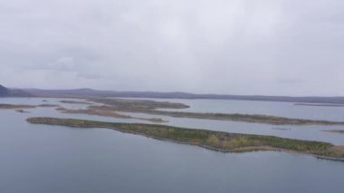 Borovoe ve Great Chebachye Lakes in Natonal Park Burabay Borovoe, Kazakistan 'daki hava aracı görüntüleri. Mavi Dağ Kokshe Tau Kış manzarasında.