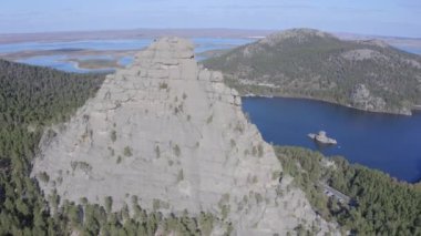 Okzhetpes Dağı ve Borovoe Gölü 'nün Natonal Park Burabay Borovoe, Kazakistan' daki hava aracı görüntüleri.
