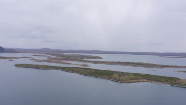 哈萨克斯坦Burabay Borovoe自然公园Borovoe和Great Chebachye Lakes的无人驾驶飞机镜头 冬季风景中的蓝山果穗头 — 图库视频影像