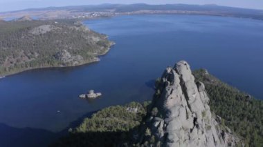 Okzhetpes Dağı ve Borovoe Gölü 'nün Natonal Park Burabay Borovoe, Kazakistan' daki hava aracı görüntüleri.